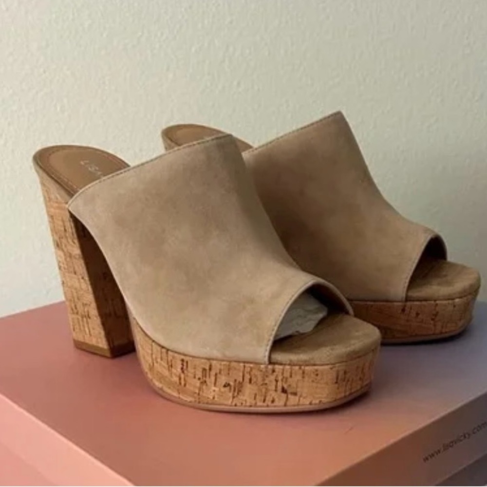 New in box Size 9 Lisa Vicky Women's Tan Platform Mules
